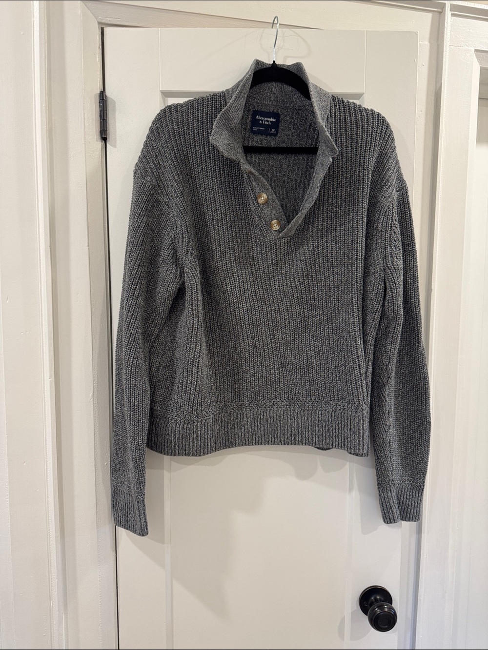 Abercrombie & Fitch Men’s Gray Ribbed Button-Accent Sweater